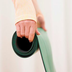 Центр CURIUM: йога в гамаках